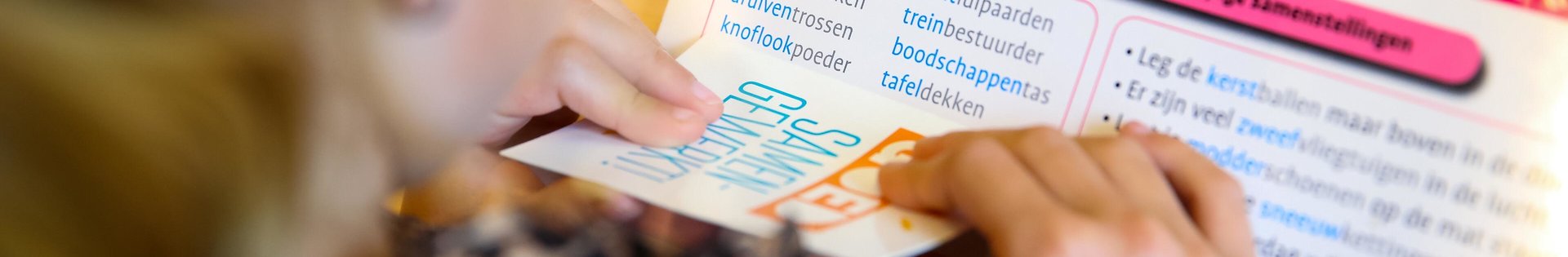 Meisje leest met kaartje