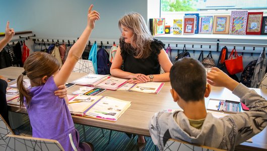 Kinderen tijdens uitleg op de gang